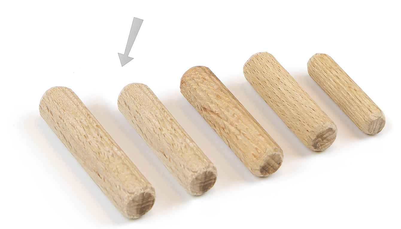 Lot de 10 chevilles longues en bois de hêtre, surface rainurée, 40 mm (1,6") 9091778. Cheville en bois 9091778 pour panneaux bois, assemblages bois, construction de meubles, construction d'étagères, par EMUCA.