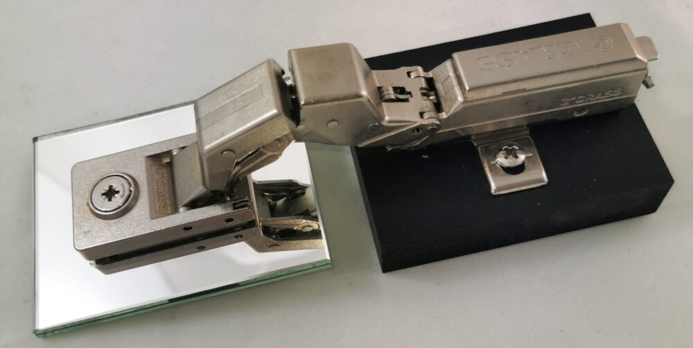 2 GRASS Tiomos Mirro glass hinges, mirror hinges with integrated soft-close. SET: 2 hinges, 2 glass adapters, 2 mounting plates, 2 cover caps
