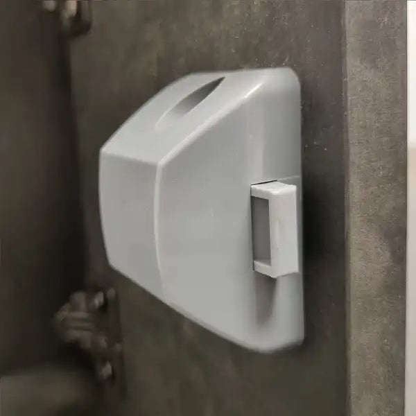Fermeture à pression de haute qualité avec fonction de fermeture en douceur et de poignée, en Zamak, surface : noire, design : carré, 14.03.066-0. Bouton poussoir solide pour caravanes, yachts, avions privés et bien plus encore, de SISO Danemark
