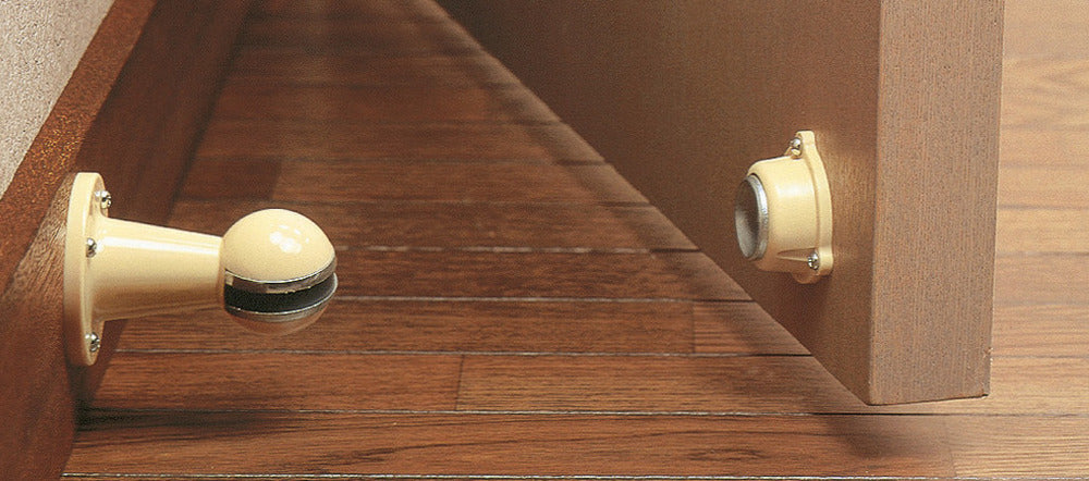 Magnetischer Türhalter. Der Türstopper MI, MBR hält die Tür in offener Position, von SUGATSUNE / Lamp (Japan)