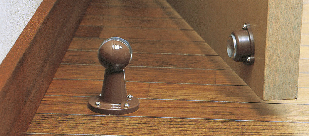 Magnetischer Türhalter. Der Türstopper MI, MBR hält die Tür in offener Position, von SUGATSUNE / Lamp (Japan)