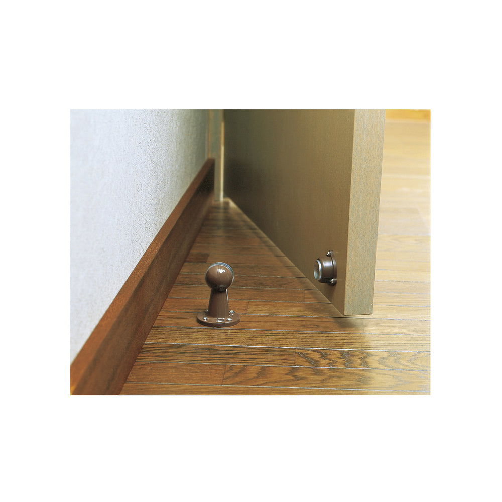 Magnetischer Türhalter. Der Türstopper MI, MBR hält die Tür in offener Position, von SUGATSUNE / Lamp (Japan)